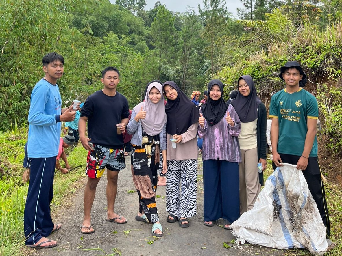 Jumat Bersih Desa Raksasari: Aksi Kolaboratif di Dusun Cipanunjang