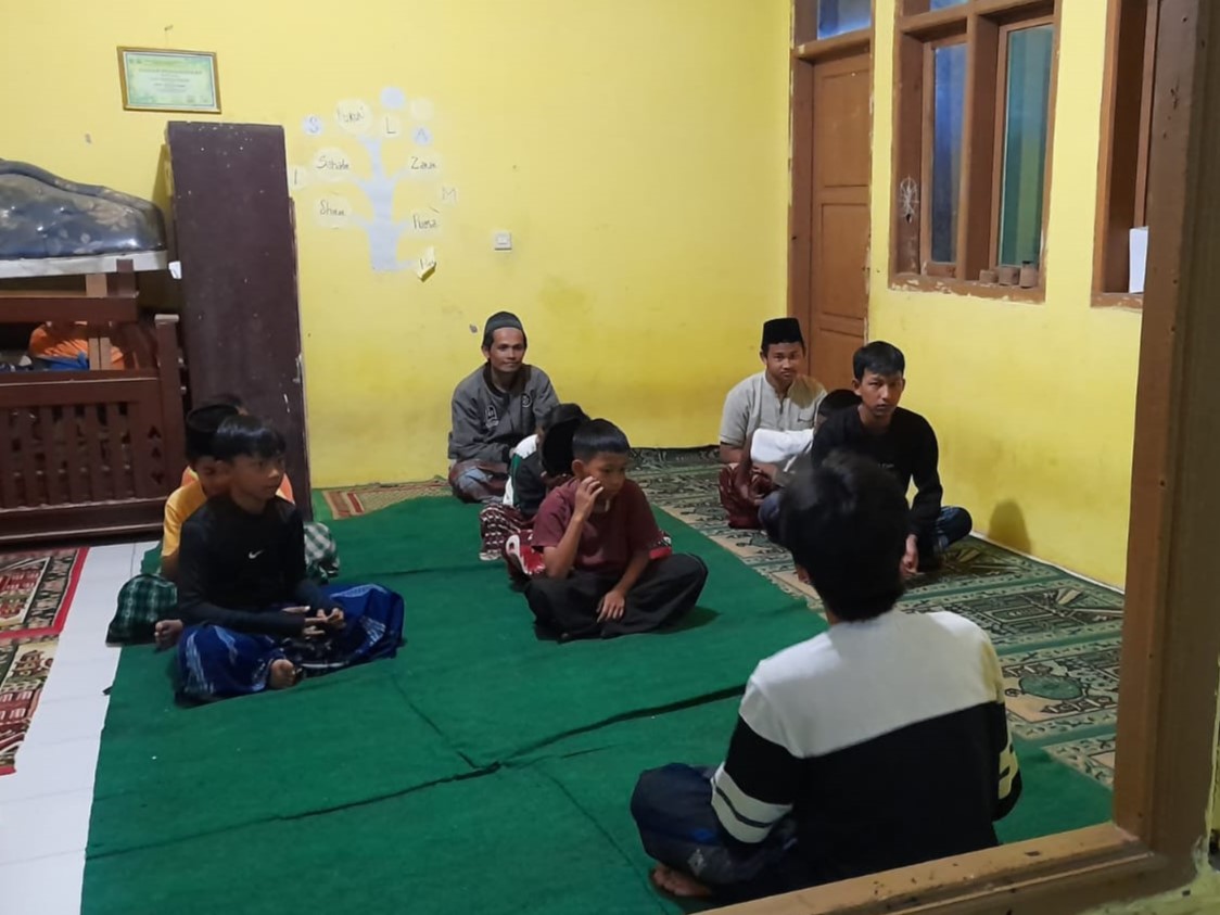 Pengajian Malam: Kebahagiaan Bersama Anak-anak di DusunCipanunjang, Desa Raksasari