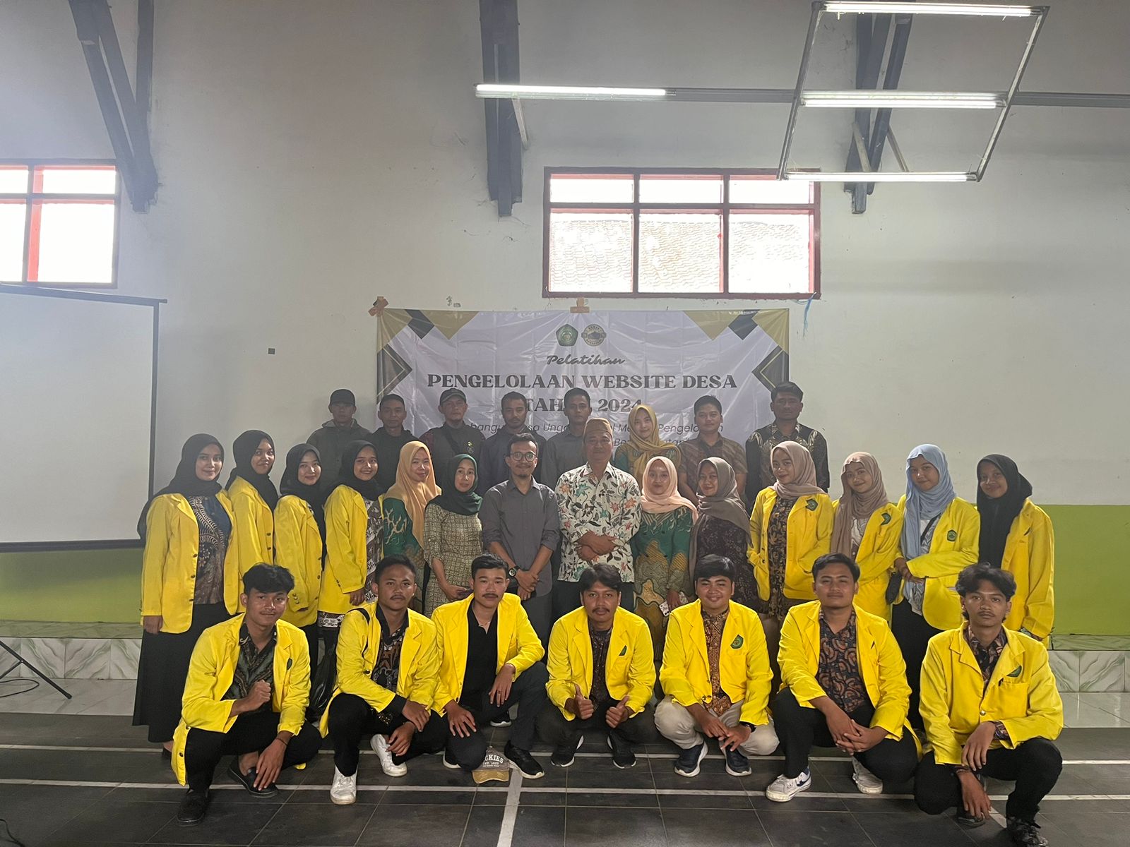 Foto bersama antara KKN 86 Raksasari dengan aparat desa selepas acara